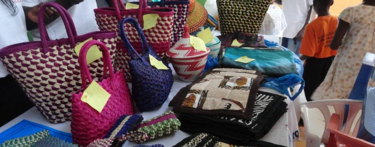 Certains des projets de développement des femmes ORUD sacs d'artisanat faits à la main dans l'exposition annuelle Bukavu 2015